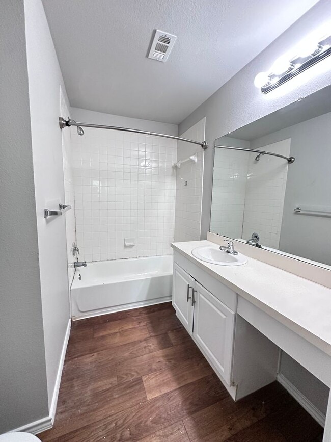 Building Photo - Eastside Townwhome - River Crossing - Down...