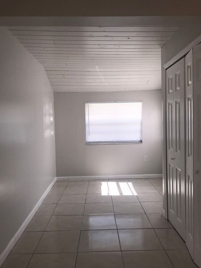 Building Photo - 3 bedroom 2 bath, corner lot