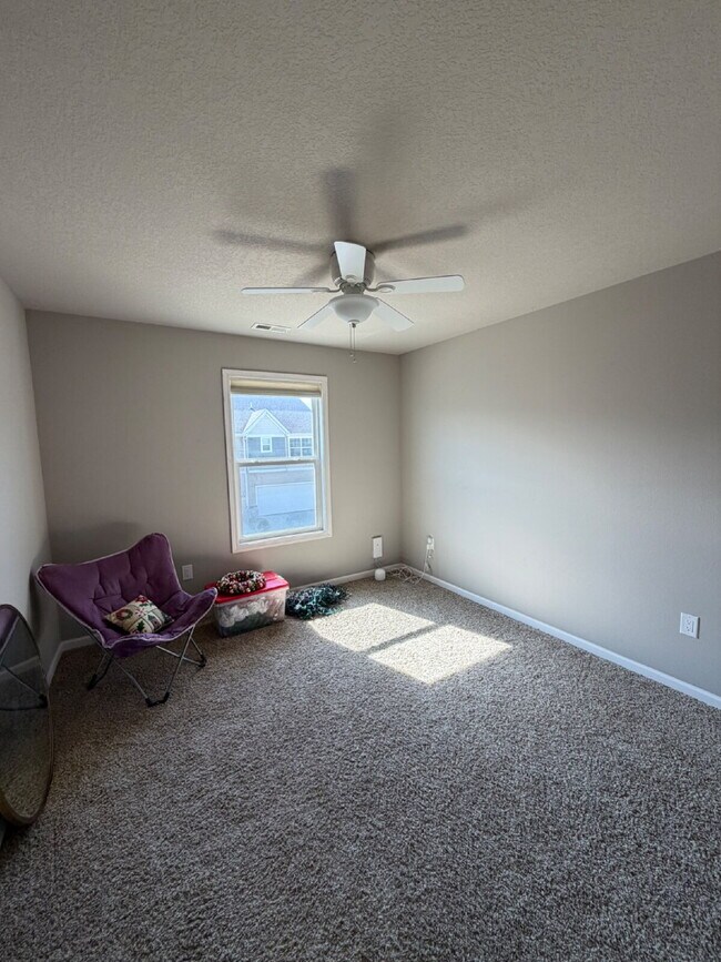 Building Photo - Charming 3-Bed 2.5-Bath Townhouse with Granite Finishes Near Jordan Creek Town Center