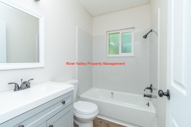 Building Photo - Adorable remodeled Cottage, 3+2, CHA, Garage, fenced yard, close to Christian Brothers High School