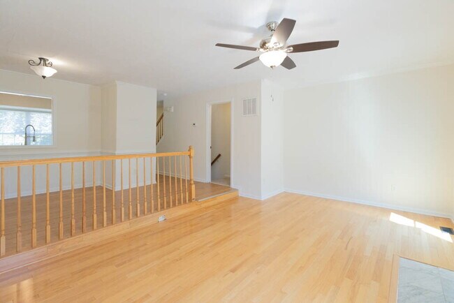 Building Photo - Lovely Townhome in Stone River