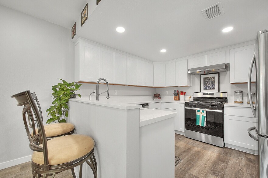 Building Photo - 1068 Border Ave