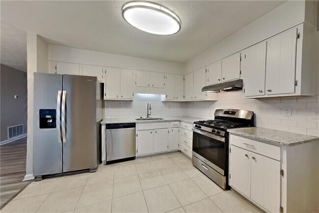 Building Photo - 2444 Mistletoe Ln SW