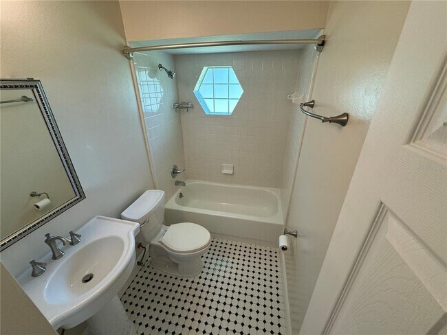 Building Photo - 5246 Royal Oak Dr