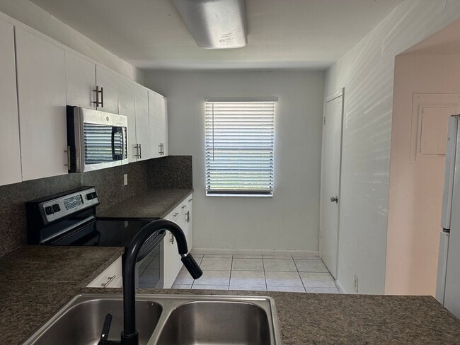 Building Photo - 931 SW 20th Ct