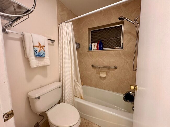 Building Photo - 1252 Club Dr W