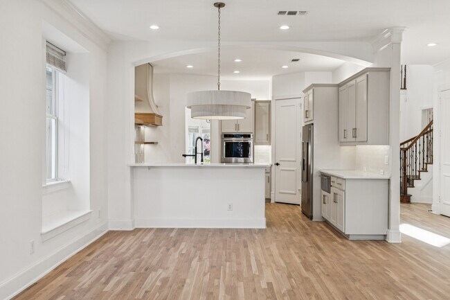 Building Photo - 6139 Belmont Ave