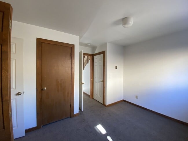 Building Photo - Private end unit 2 bedroom/1.75 bathrooms, pet friendly