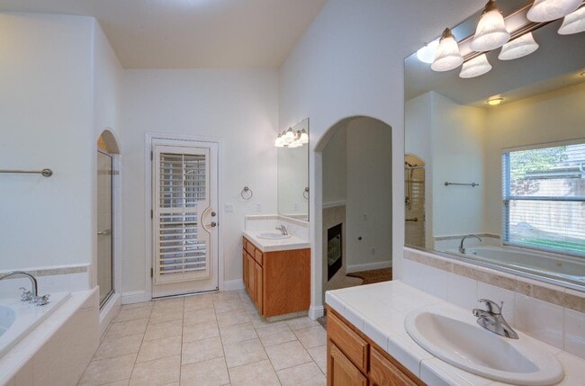 Building Photo - 1824 E Turnberry Ave