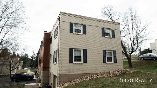 Building Photo - Move in special! First month free rent!