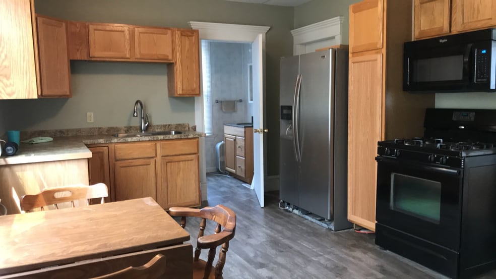 Building Photo - 1100 Center St.