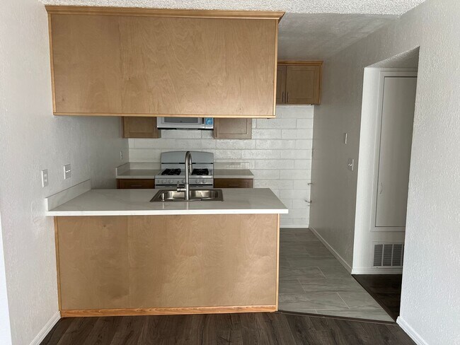 Building Photo - NEXT TO PARK DESIREABLE LOCATION RECENTLY RENOVATED!