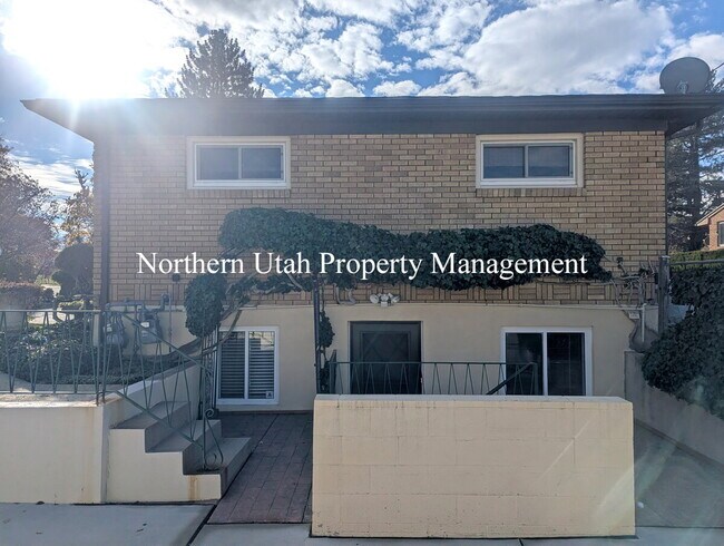 Building Photo - 1 Bed 1 Bath Lower Unit