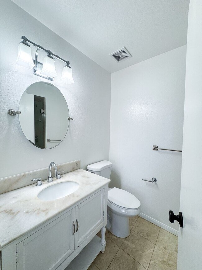 Building Photo - 2bd 2,5bath Townhome