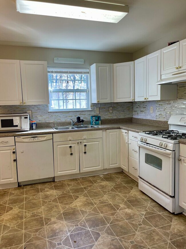 Building Photo - JUST REDUCED...UNDER $1400!!-3 Bed/2 Bath Duplex With Attached Garage in Lovely College Park!