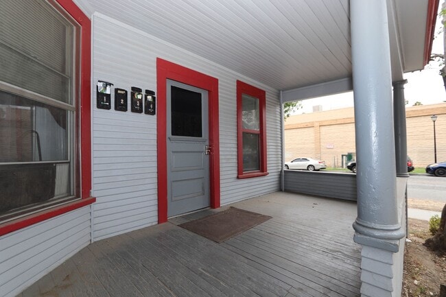 Building Photo - 3907 Chestnut St