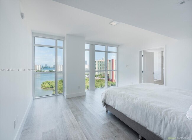 Building Photo - 400 Sunny Isles Blvd