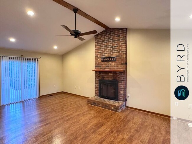 Building Photo - 902 Hartford Ln
