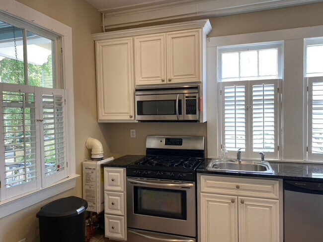 Building Photo - 1 Bedroom 1 Bath Condo in Harleston Villag...