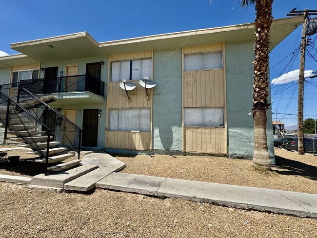 Building Photo - Conveniently Located Downstairs 2 bed, 1 b...
