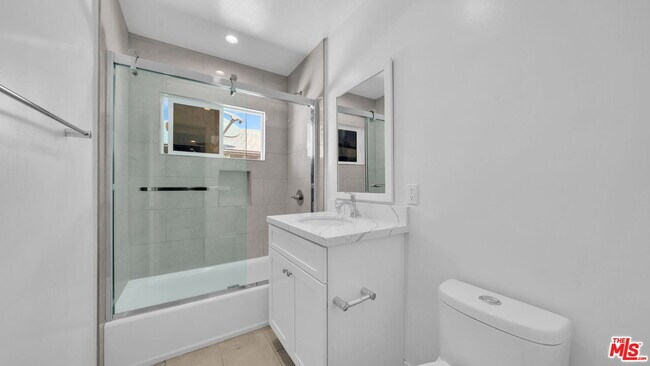 Building Photo - 126 S Manhattan Pl