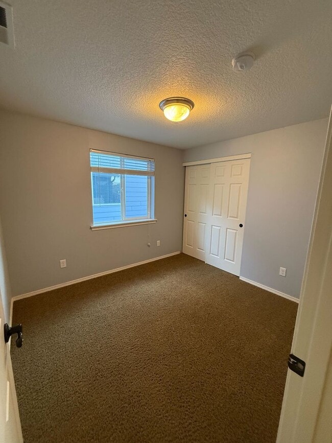 Building Photo - Gorgeous 3B/2.5Ba Home in Battle Ground! Close to Shopping & More!