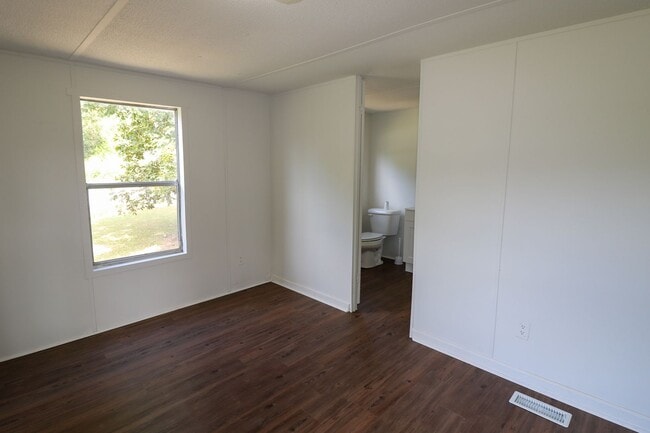 Building Photo - Newly Renovated Home