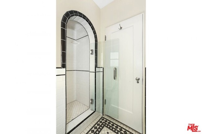 Building Photo - 2071 Escarpa Dr