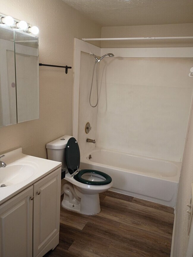 Building Photo - NE Spokane 2 bedroom apartment (Fresh paint and flooring)