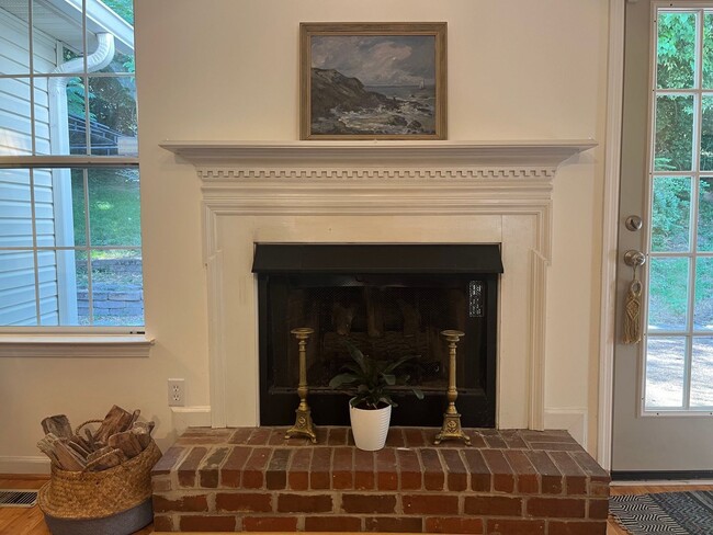 Building Photo - Beautiful Donelson Cottage With Private Fenced Yard