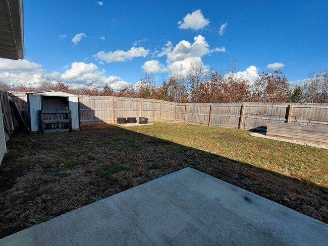 Building Photo - Beautiful home close to post