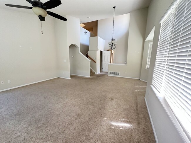 Building Photo - Bright, Spacious 2-Bedroom Home in Aurora with Room to Grow