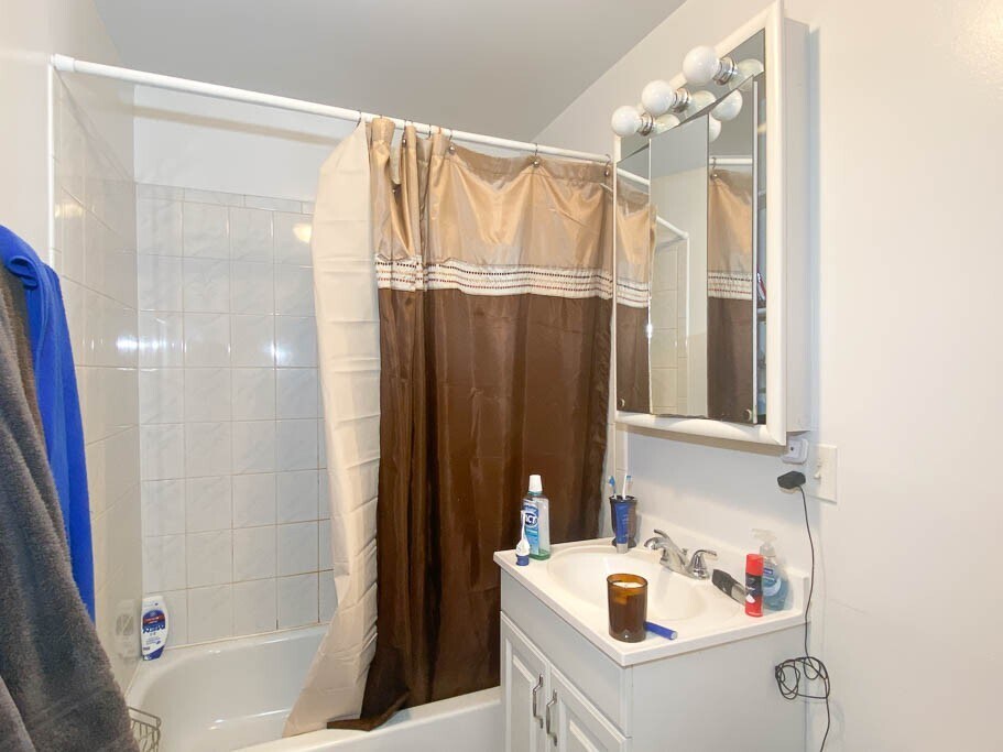 Building Photo - 922 W Addison St