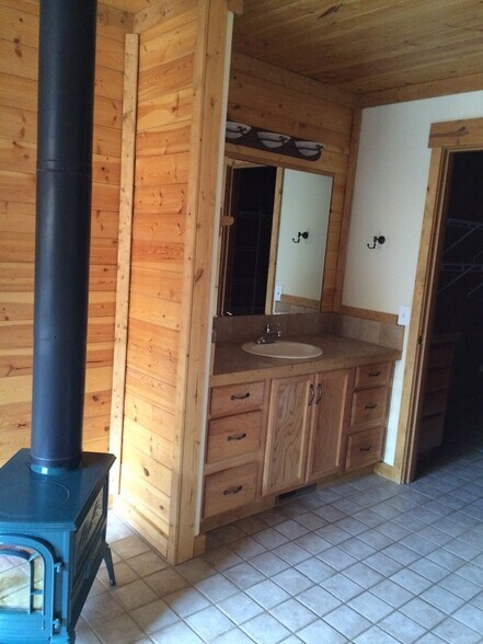 Master bathroom - 1425 NE Mable Ct