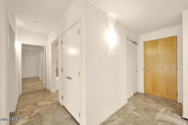 Building Photo - 7121 E Rancho Vista Dr