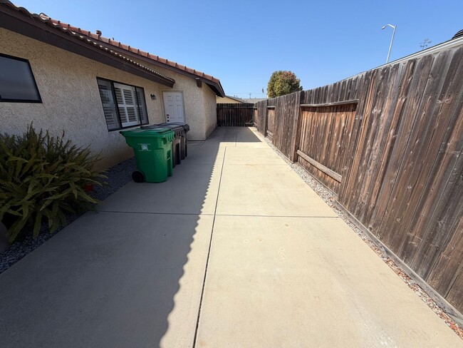 Building Photo - 818 Harrison Dr