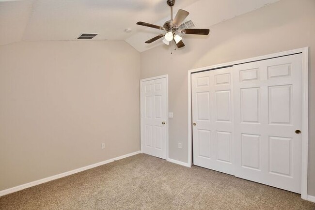 Building Photo - Charming 3/2.5 Spacious Townhome with a 2 ...