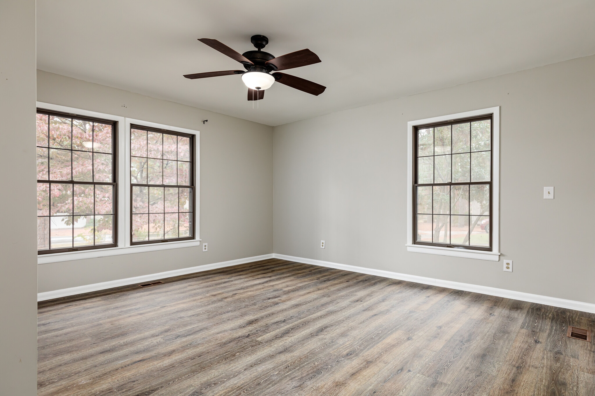 Building Photo - 1635 Longleaf Dr E