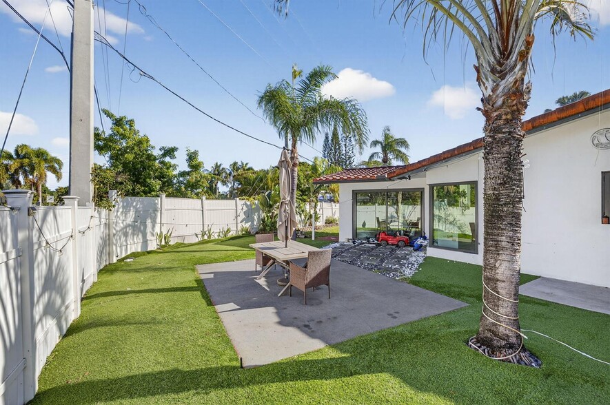 Building Photo - 2601 NE 8th Ct