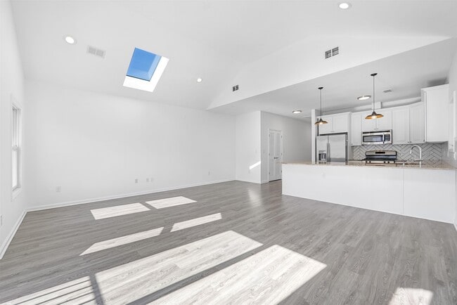 Building Photo - 62 Hutton St