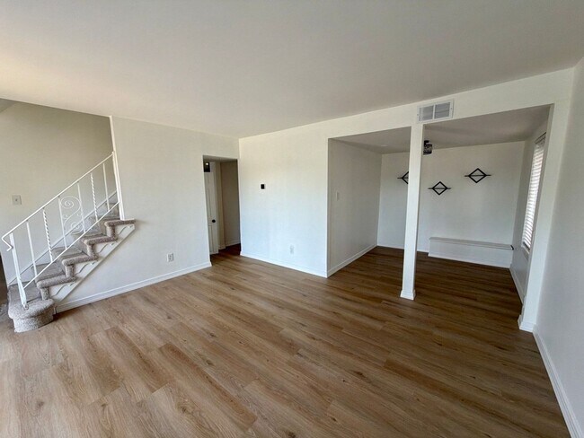 Building Photo - 605 Cobble Creek Curv