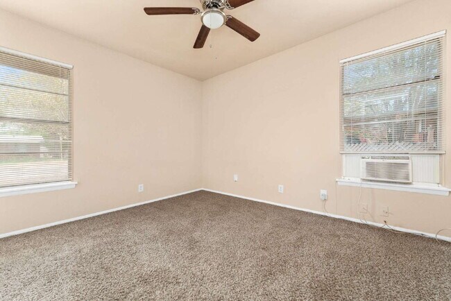 Building Photo - 218 E Villaret Blvd