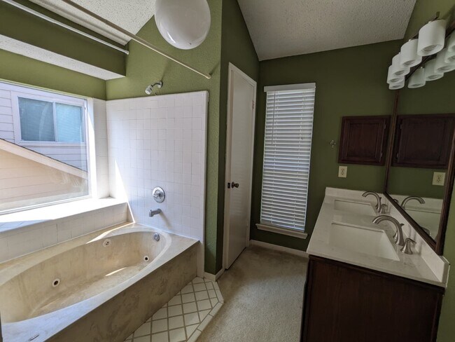 Building Photo - 4715 Sunshine Dr