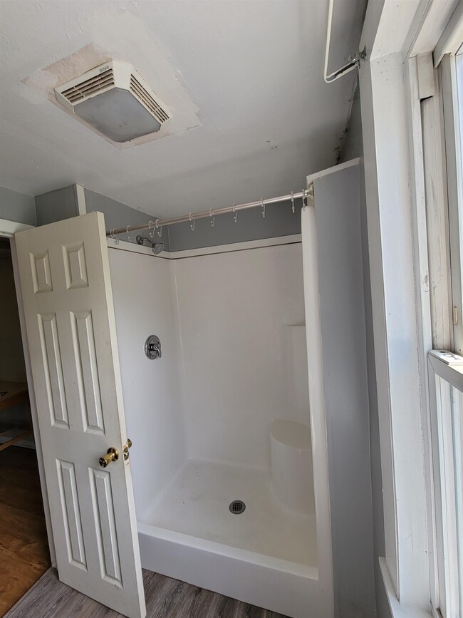 Building Photo - 304 S Winooski Ave