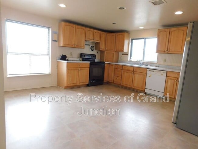 Building Photo - 1278-1215 15 Rd