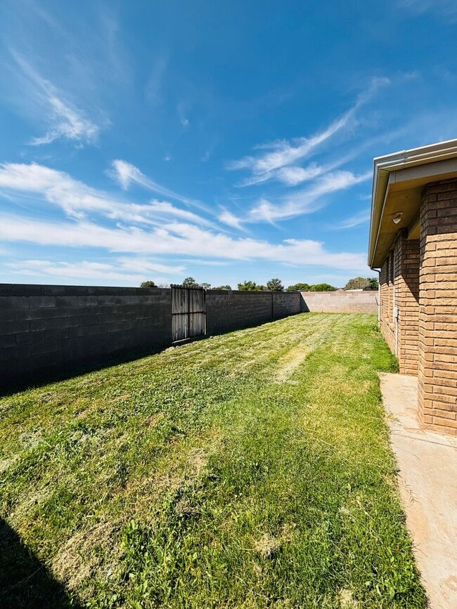 Building Photo - 505 Almond Tree Ln