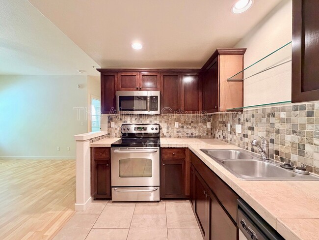 Building Photo - 657 NE Garswood Ln