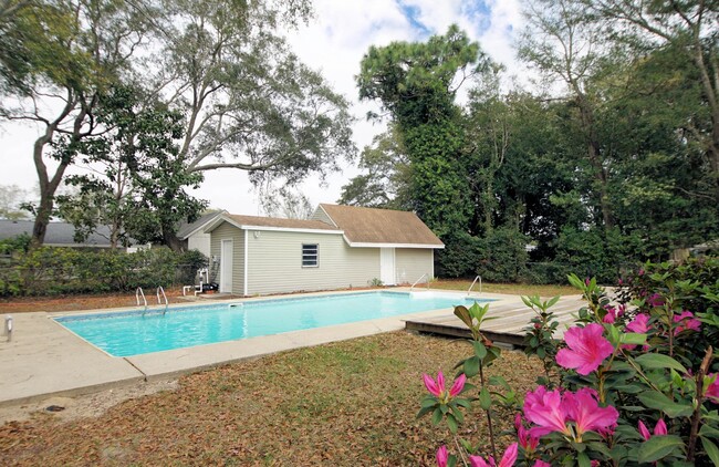 Building Photo - Central Niceville Location with a pool.