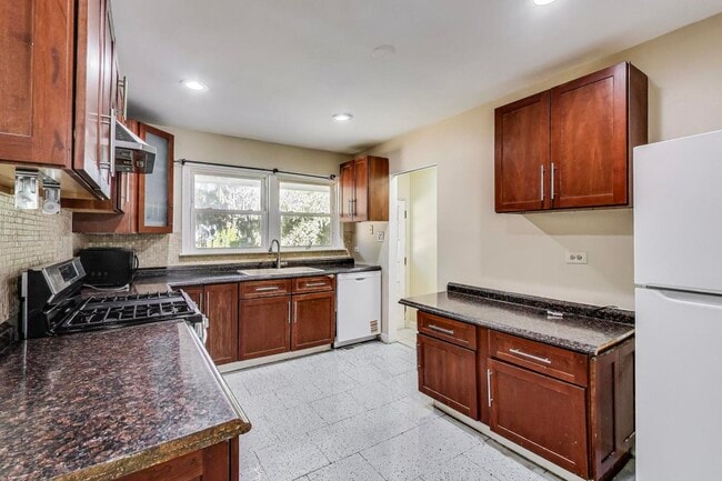 Building Photo - 135 E 55th St