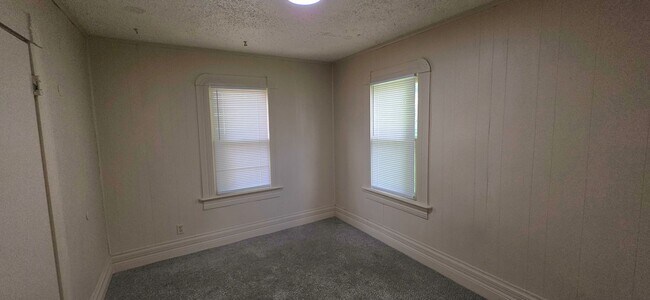 Building Photo - 2 Bedroom 1 Bathroom home;  $725!